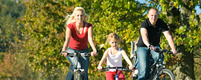 Familie auf Fahrrad